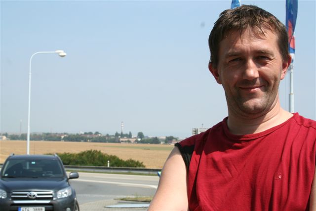 Juraj Štefanec a 8280 v pozadi.JPG